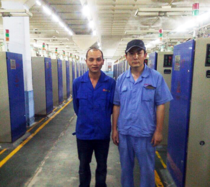 辉达员工与客户合影